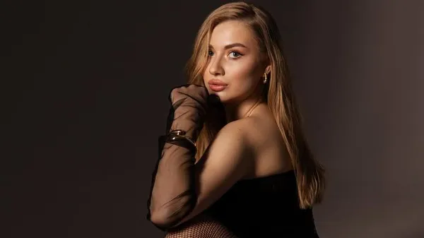 Ділова й спокуслива – дружина Сича підкорює стильним образом, що перехоплює подих