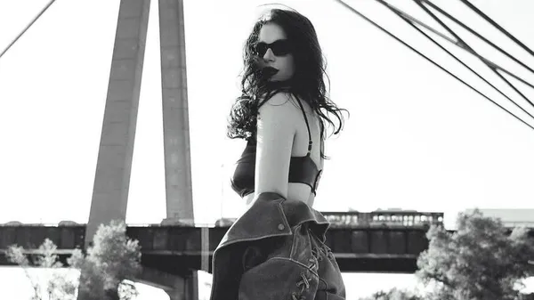 Усик б'є суперників – а вона б'є у саме серце: його муза в одному боді спокусливо вигнулась