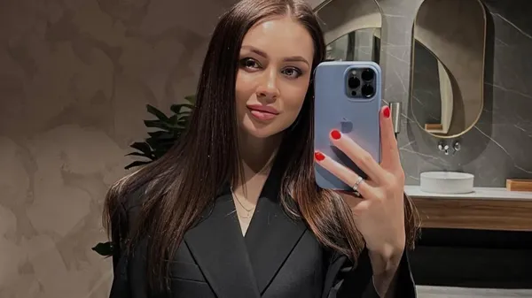 Соблазн на пике лета – партнерша Пихаленка показала горячий пляжный образ в Греции