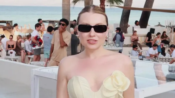 Кохана Єрмакова – мов кінозірка на тлі Пальми: розкішна поява у міні-сукні