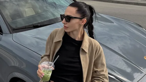 Чоботенко показала, как должна выглядеть стильная женщина футболиста – джинсы, брендовое платье и акценты