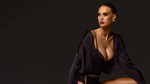 Фанатка Тома Брейди показала, за что ее хотят все – белое платье едва сдержало ее грудь