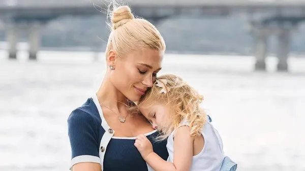 Жизнь в моменте: жена Конопли умилила Инстаграм очаровательной съемкой с дочкой