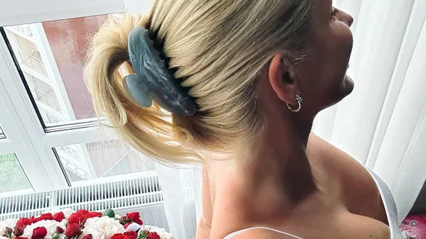 Зубков завів флірт з бомбезною білявкою на очах всіх – видатні форми тремтять від його подарунків