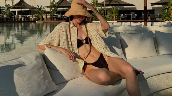 Кохана захисника Полісся поставила мережу на вуха спекотними фото: її образи підкорюють погляди