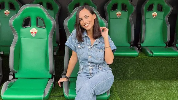 Спокуслива журналістка закрутила футболісту голову: іспанець шаленіє від неї