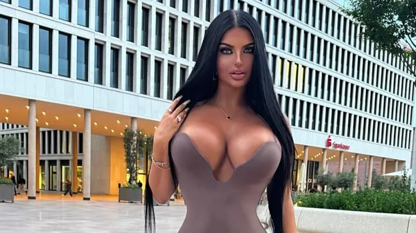 Полуобнаженная фанатка Евро-2024 выставила тело, от которого плавится Instagram