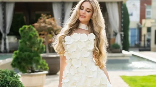 Дружина Забарного засліпила красою в ефектному образі біля моря: вражаюча грація і неповторність