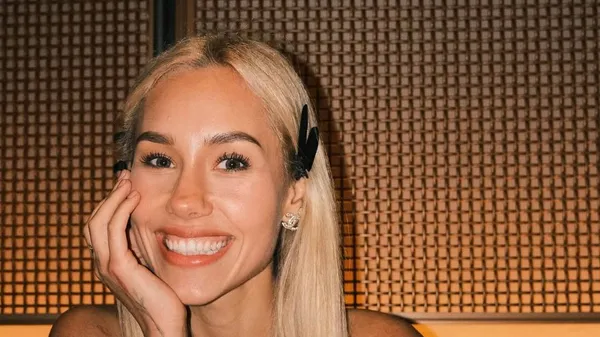 Пасія Бражка засяяла на березі океану – ніжне амплуа та магія літа