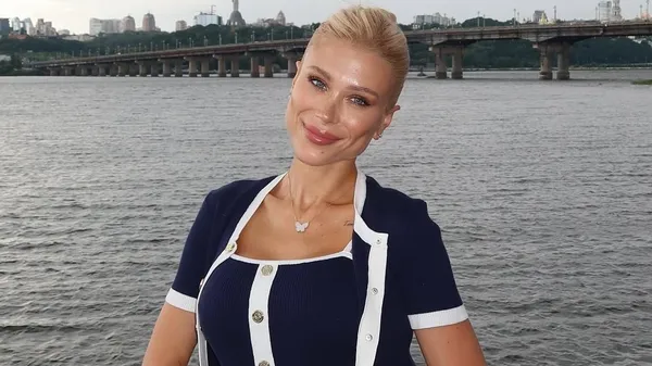 Фитнес-икона: жена Конопли сияет в белом на тренировке