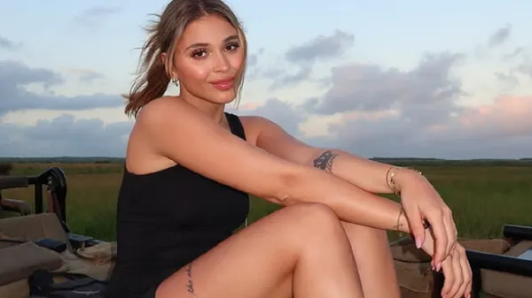 Найкрасивіша футболістка грайливо вигулює крихітне вбрання на пляжі – гаряче тіло в центрі уваги