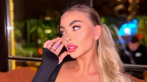 Обраниця Алефіренка вразила ефектними формами у блискучому образі – зухвала елегантність