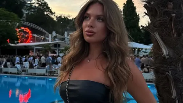 Українська тенісистка звабливо атакує мережу в яскравому купальнику – суцільна естетика