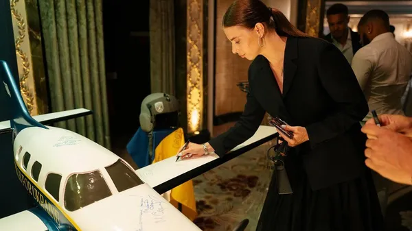 На благодійному аукціоні Усика співала Дорофєєва в сукні за 125 000 – Шевченко й інші зірки оцінили