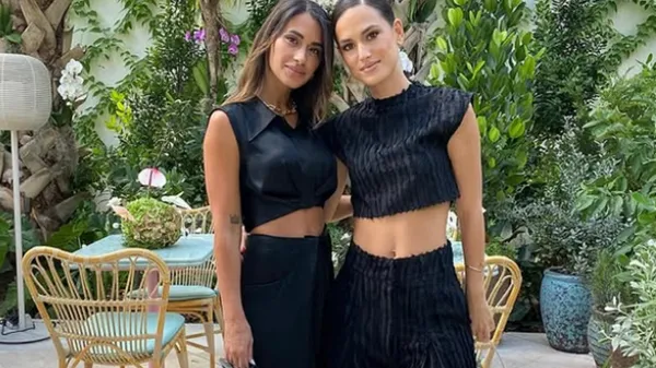 Роскошная возлюбленная экс-капитана Барселоны щекочет неземной красотой и получает море внимания – фотодоказательство