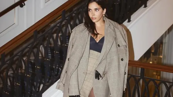 Партнерка лідера Ман Сіті не стримувалась: фото в костюмі з відвертим вирізом підкорили фанів