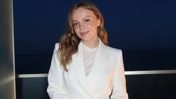 Очаровавшая с первого взгляда – избранница Дячука в голубом сияет настоящим счастьем