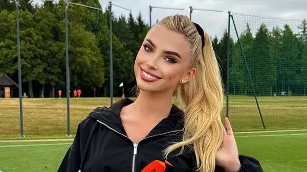 Вогонь на трибунах: Савіна блиснула вродою та професіоналізмом на стадіоні