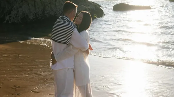 Коноплянка свозил любимую в Англию: брюнетка просто сияет – страсть прямо на улице