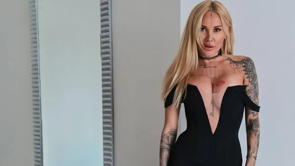 Тело в татуировках, взгляд сквозь волосы – Морозюк в новом соблазнительном настроении