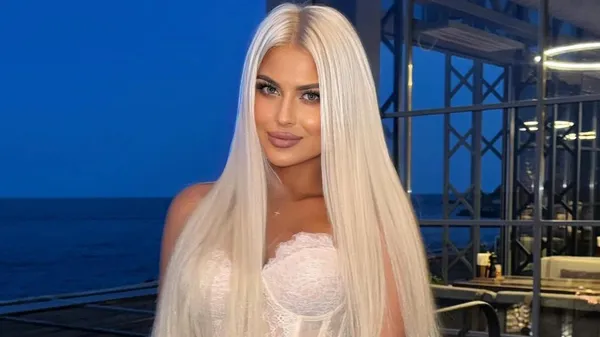 Стильна провокація – кохана Велетня зачарувала витонченим образом у рожевій сукні