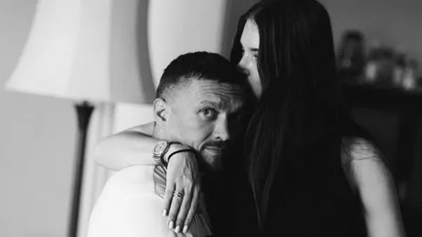 Усики вразили світ справжньою любов'ю після перемоги над Дюбуа: "Ти моя опора і моє все!"