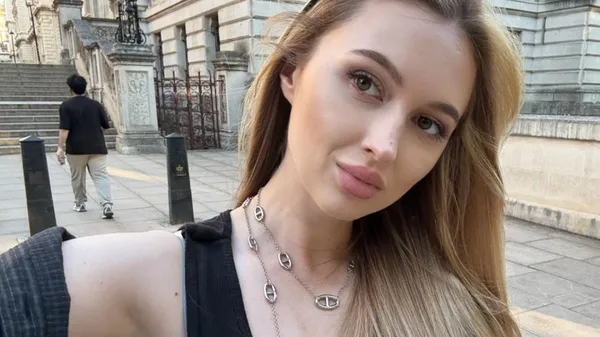 Пасія футболіста збірної України зависає у найпівнічнішому Маку світу: сексапільний лук для Арктики