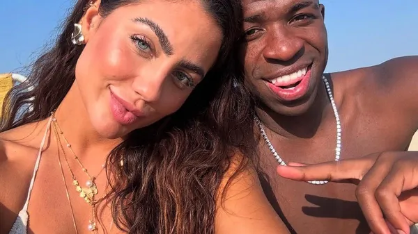 Винисиус утонул в пышных бюстах дам, которые засветили сочные прелести – оформил первый хет-трик