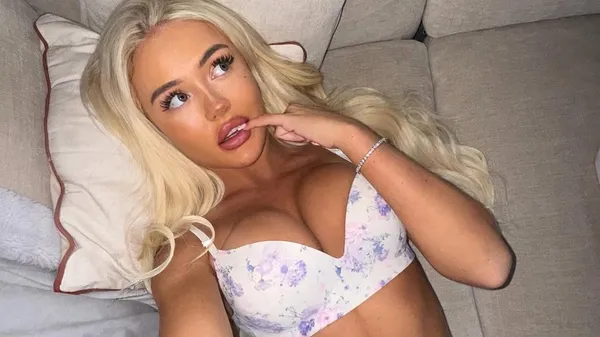 Порноакторка та фанатка МЮ опублікувала оголене фото на ліжку – сексуально розсунула ніжки