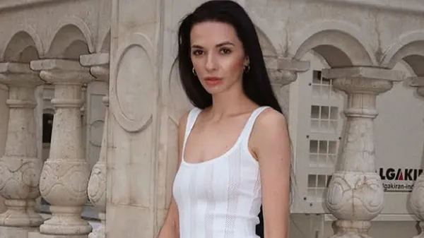 Дружина гравця Полісся влаштувала пляжну провокацію: купальник підкреслив її небезпечну красу