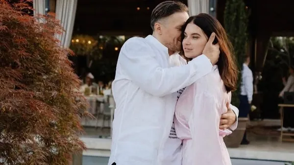 Усики виблискують на благодійному вечорі – ніжність і краса родини в центрі уваги