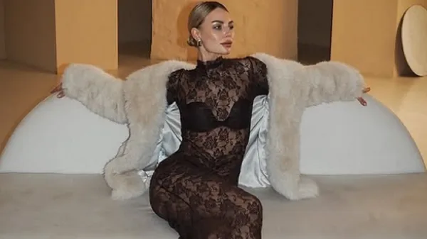 Блондинка в розовом: возлюбленная капитана Полесья устроила настоящий разрыв новой съемкой