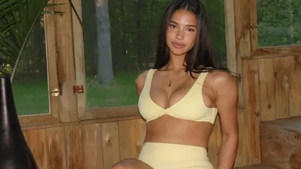 Секс-бомба футболу зухвало показала занадто пишні форми: Мудрик не зміг пройти повз