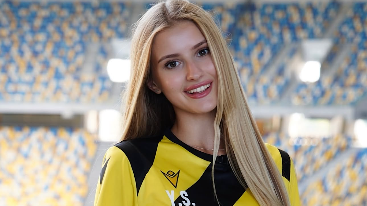 "Диванні критики досі не сприймають жінок у футболі": ведуча Руху про "підкати" і особливий матч