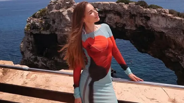 Обраниця Циганкова підкорює стильними спалахами та бездоганною фігурою: неземна краса