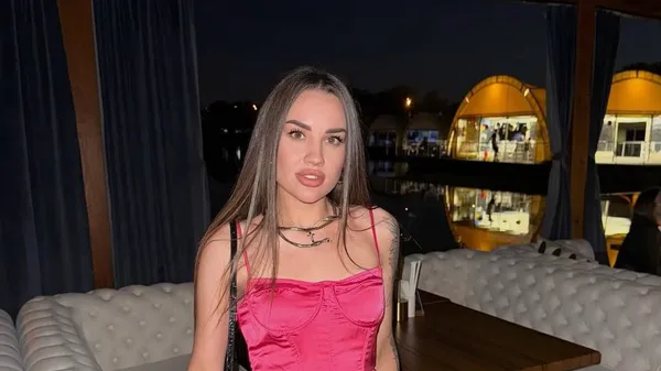 Муза колишнього гравця Зорі вабить чарами своєї вроди – морська діва в центрі уваги