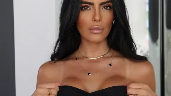 Герой ЛЧ покинул АПЛ ради нереальной мамочки – самая горячая фанатка едва сдерживает землетрясение