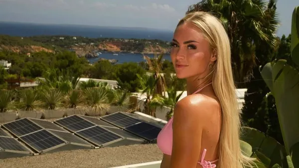 Швейцарська футболістка затьмарила вродою наймальовничіше озеро Італії – райські знімки