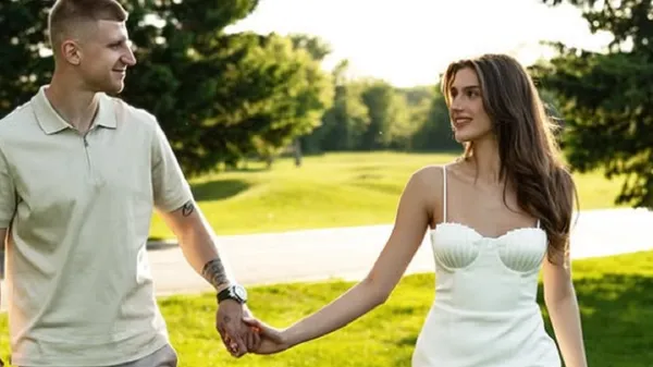 Бескоровайный и эффектная красавица празднуют два года страсти, поддержки и взаимопонимания