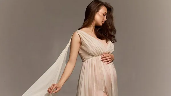 Ніжність і життя в одному кадрі – кохана Брагару показала вагітний животик