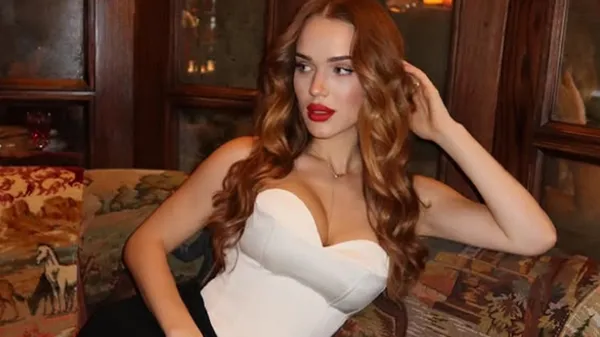 Дружина зірки Карпат показала шоу своїм виглядом: точені форми й сукня приковує погляд