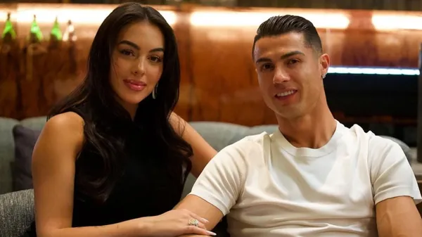 Родрігес похвалилася 30-каратним діамантом від Роналду – пара сяє щастям на борту літака