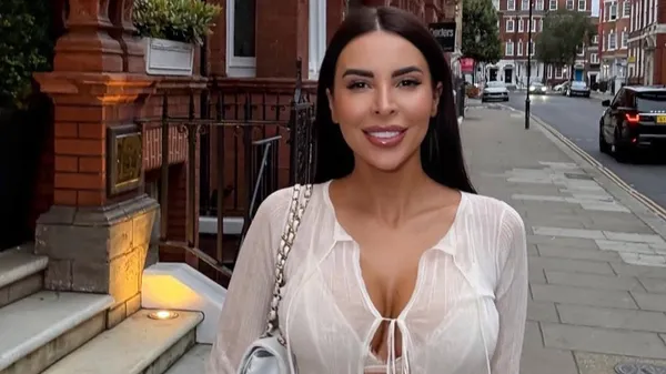 Найсексуальніша ведуча спокушає мокрим кадром у купальнику – силует від якого втрачаєш дар мови