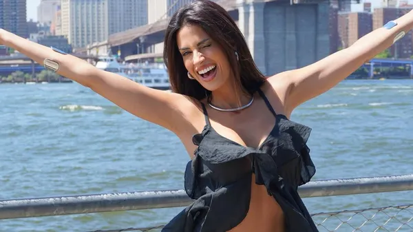 Італійська спортивна журналістка в обтислому костюмі показала фігуру та шикарний образ у Нью-Йорку