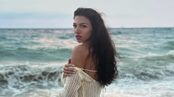 Жаркая ведущая УПЛ будоражит сеть сексапильными кубиками пресса – горячо, как никогда