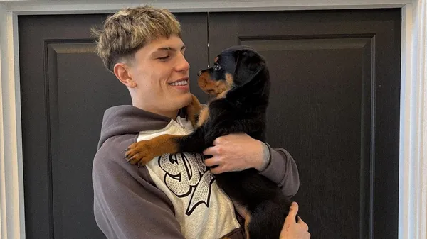 Гарначо загулял с двумя соблазнительными брюнетками – только в августе развелся с женой