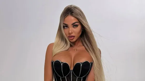 Сексапільна пасія Алефіренка збуджує вечірньою інтригою – еротична колискова від палкої блонди