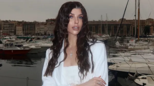 Королева вечірніх вогнів – дружина футболіста Шахтаря сяє у новому образі