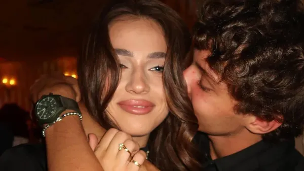 Зірка Формули-1 розважається з нереальною красунею на Санторіні: кохання в очах та делікатеси