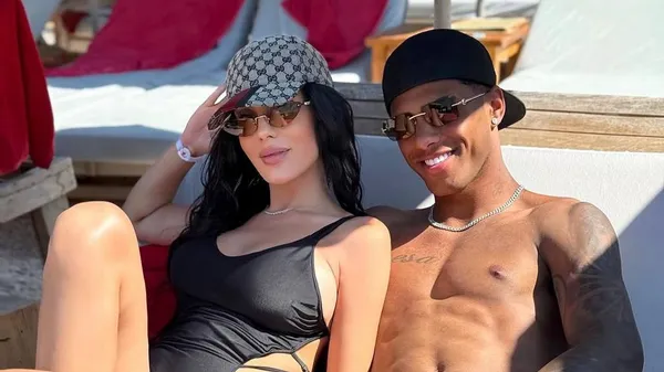 Вінісіус радує вагітну кохану відпусткою в Парижі – французький привіт з Діснейленду